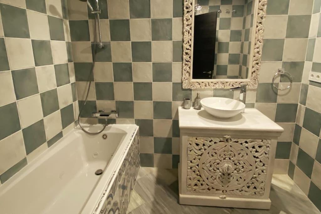 Apartment. Newly Renovated. * Marbella